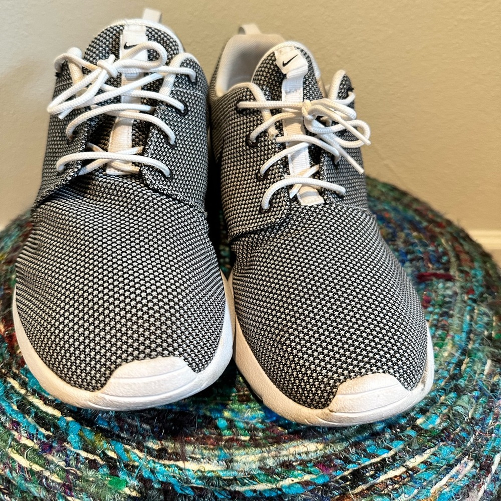 Men’s Nike athletic shoes, size 10 1/2 black and white